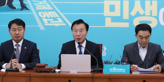 손학규 바른미래당 대표가 25일 서울 여의도 국회에서 열린 최고위원회의에서 발언하고 있다. 연합뉴스
